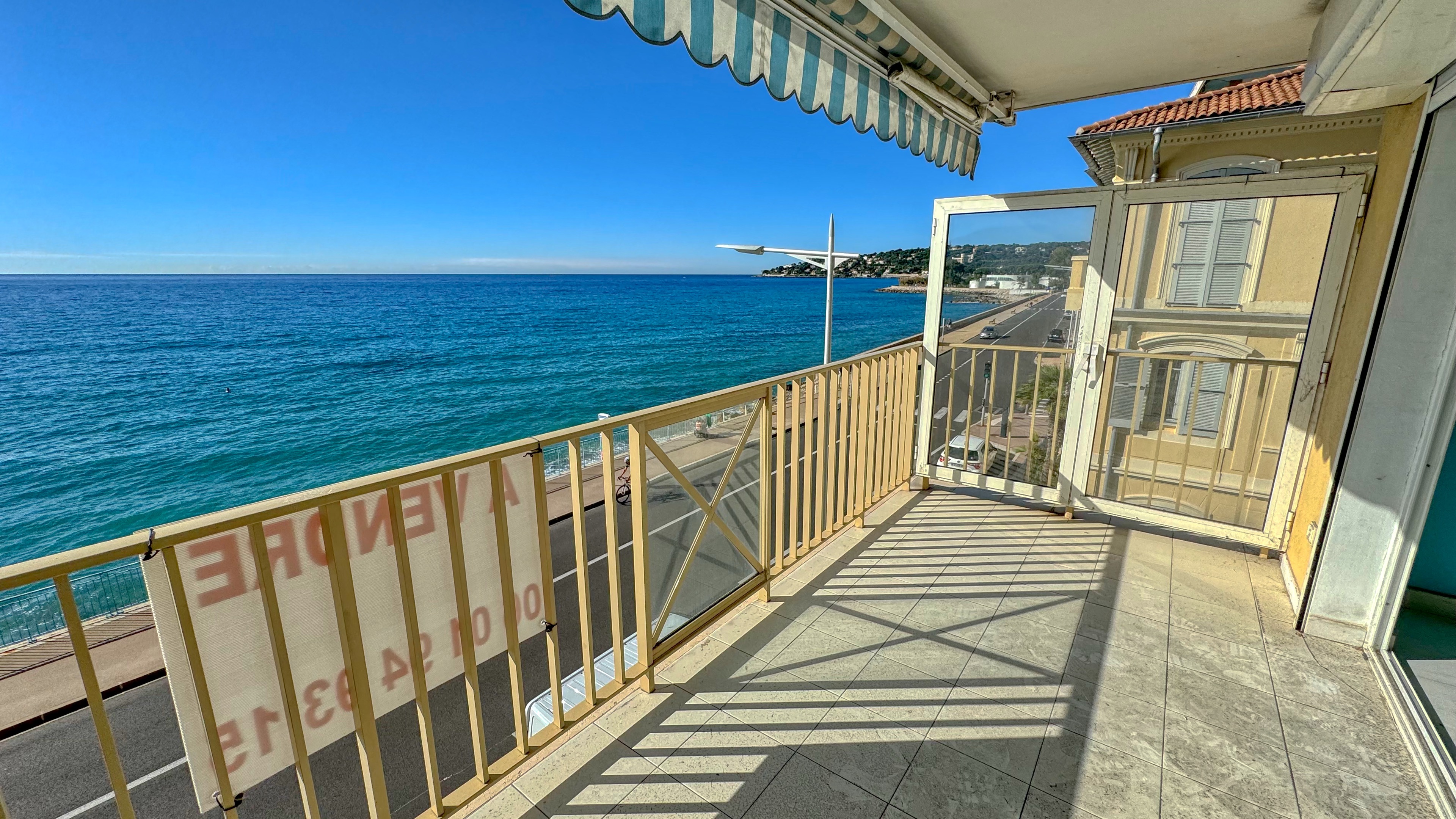 Appartement 3 Pièces en Première Ligne avec Vue Panoramique sur la Mer 4