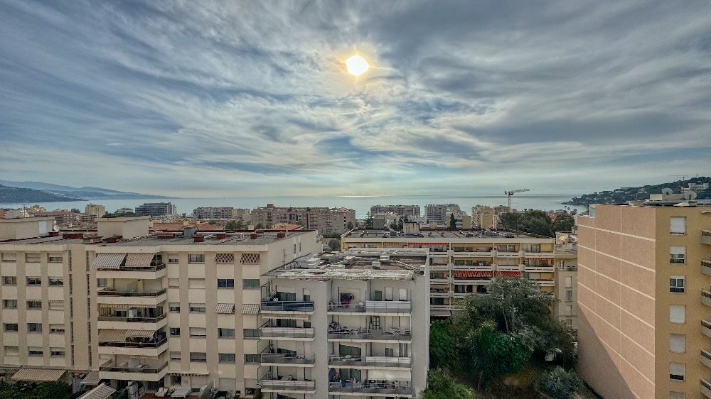 Carnolès Centre : Superb 4-room flat with sea view