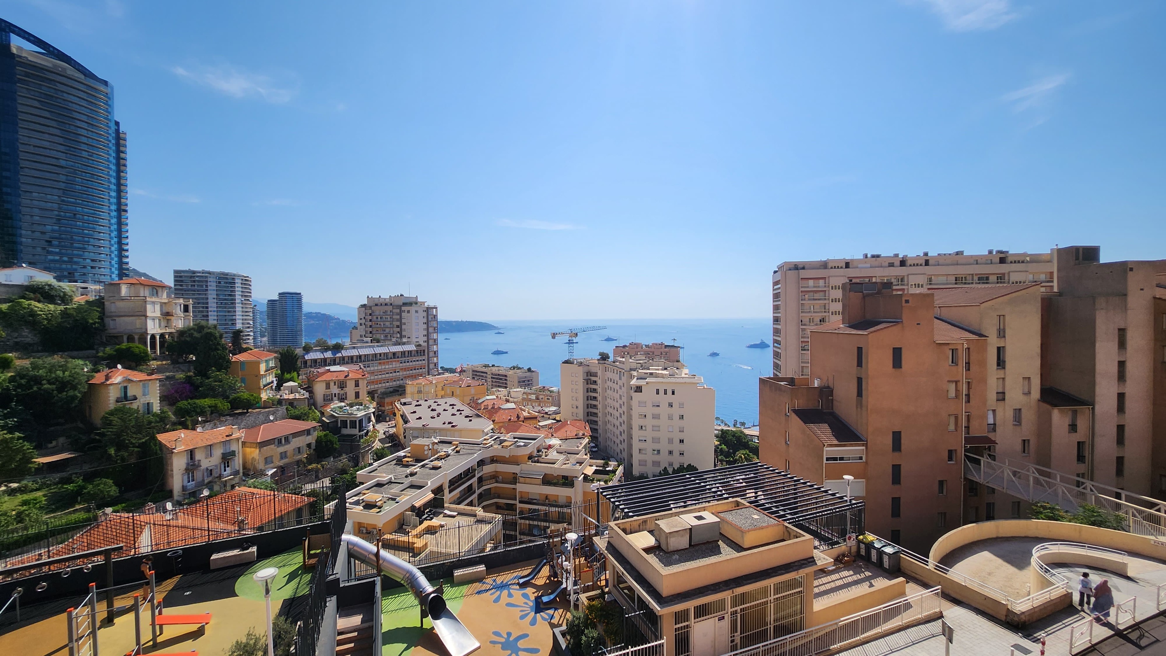 Three-room flat with balcony and sea view. 10