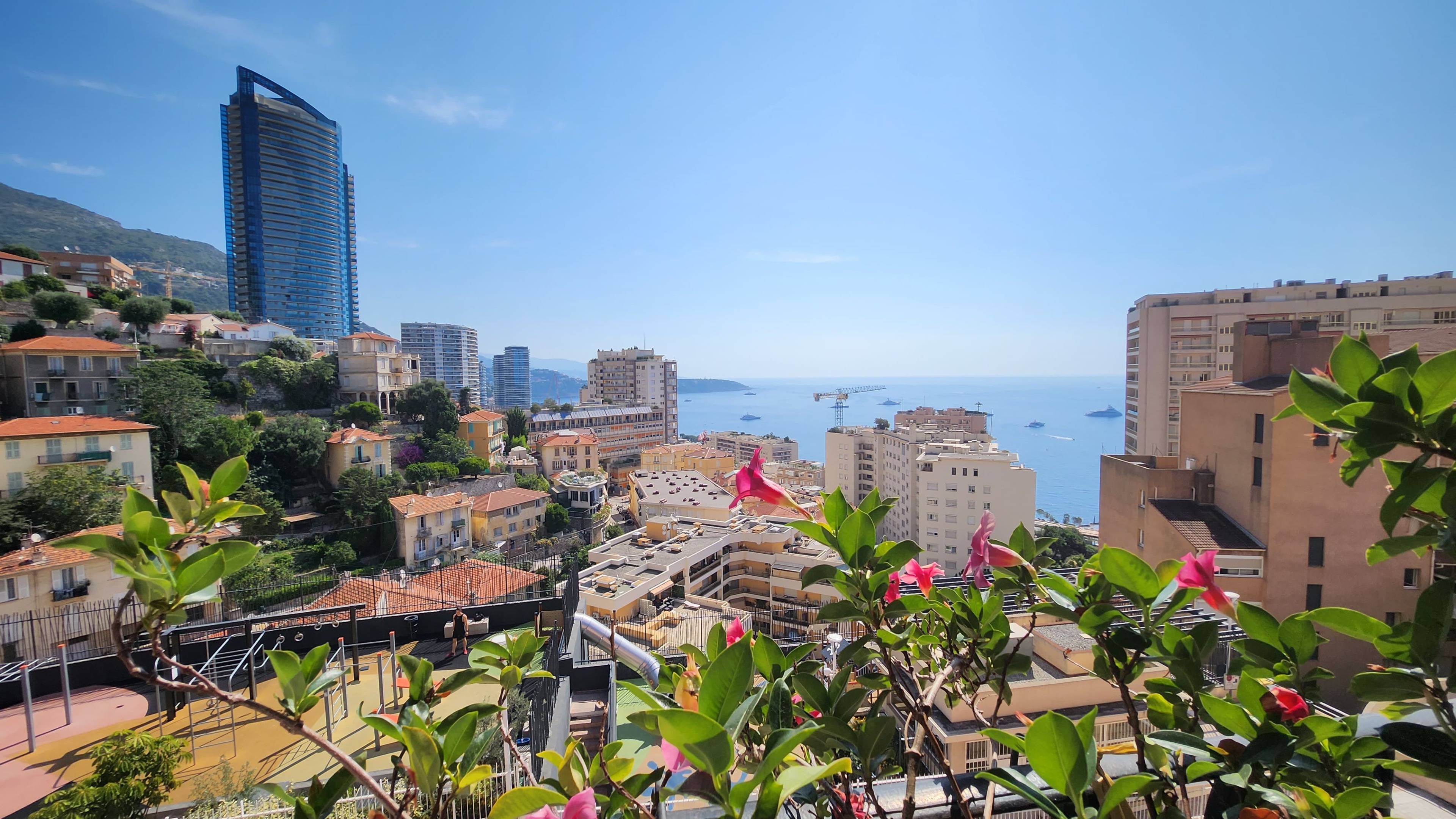 TROIS PIECES AVEC BALCON ET VUE MER 11