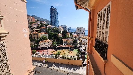 Three-room flat with balcony and sea view. 7