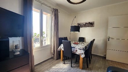 Three-room flat with balcony and sea view. 9